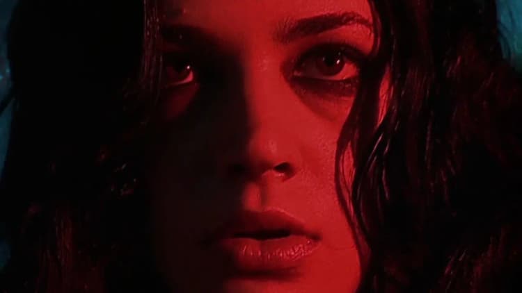 Scarlet Diva Poster
